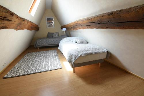迪耶普Les Falaises de l'Estran的阁楼间 - 带床和地毯