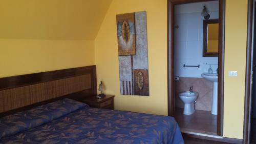 布里亚蒂科珊瑚蓝住宿加早餐旅馆的一间卧室配有一张床,浴室设有水槽