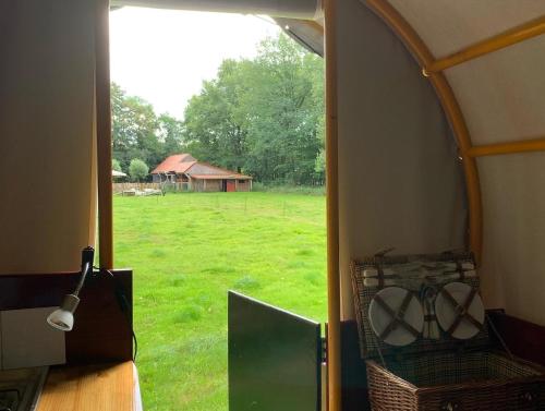 UreterpHuifkar in landelijke omgeving的从帐篷内可欣赏到田野的景色