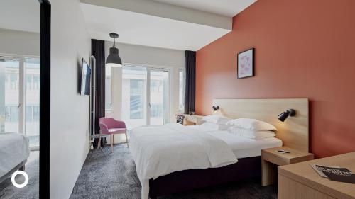雷克雅未克Center Hotels Laugavegur的一间卧室配有一张带橙色墙壁的大床