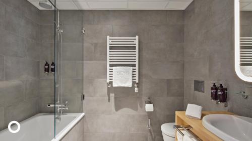 雷克雅未克Center Hotels Laugavegur的带淋浴、卫生间和盥洗盆的浴室