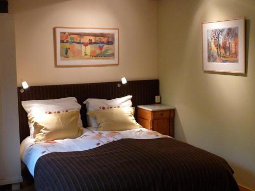 格罗宁根埃姆登仓库住宿加早餐旅馆的一间卧室配有带2个枕头的床