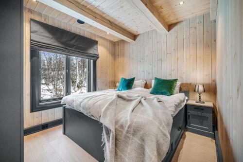 FlatåkerNEW LUXUARY Cabin with perfect location on Geilo.的一间卧室设有一张大床和窗户