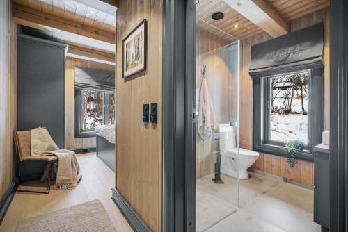 FlatåkerNEW LUXUARY Cabin with perfect location on Geilo.的一间带卫生间和窗户的浴室
