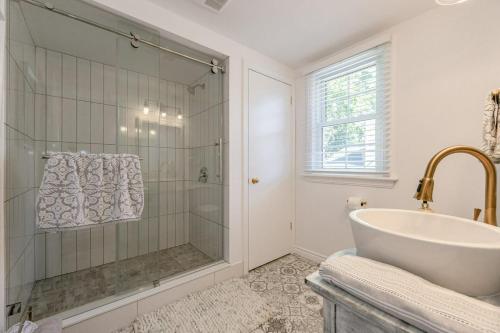 伯灵顿Luxury Detached 3 Bedroom Home in Burlington - The Renato的白色的浴室设有浴缸和淋浴。