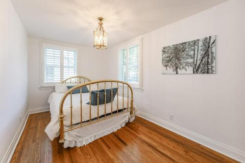 伯灵顿Luxury Detached 3 Bedroom Home in Burlington - The Renato的一间设有一张婴儿床的卧室,位于一间白色墙壁的房间