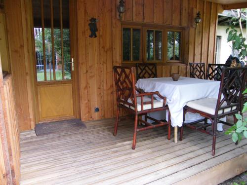 波尔多独特度假屋的木制门廊配有桌椅