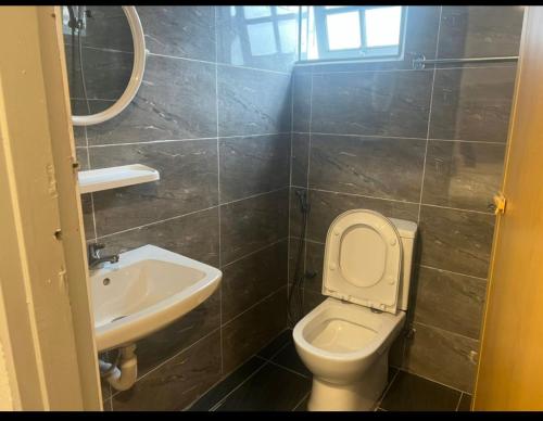 丹那拉打ESM Hotel的一间带卫生间和水槽的浴室