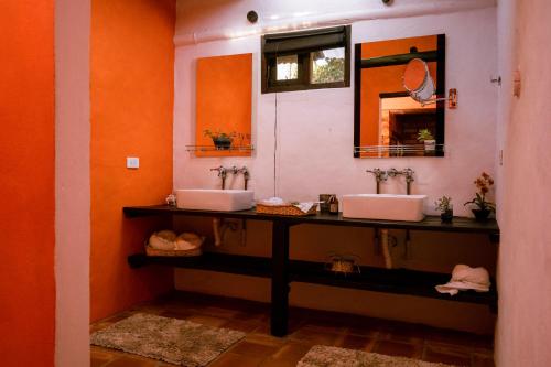 莱瓦镇塞雷纳宾馆的浴室设有2个水槽和镜子