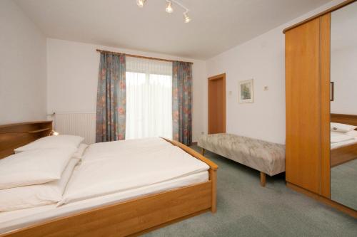 滨湖席弗灵Landhaus Zechner的一间卧室设有两张床和窗户。