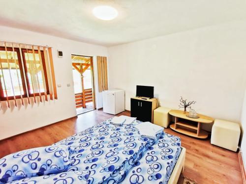 萨斯卡蒙塔讷Casa Borcean 2的一间位于客房内的卧室,配有蓝色和白色的床
