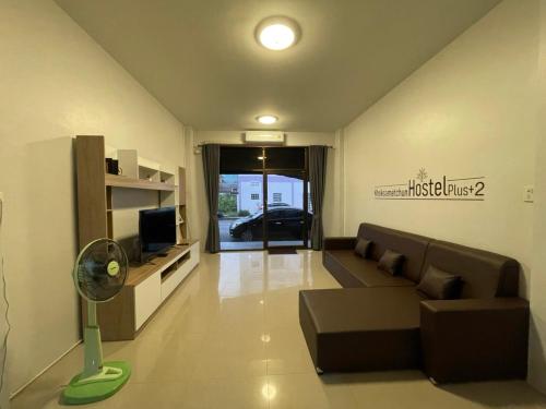 合艾Khoksametchun Hostel Plus 2的带沙发和电视的客厅