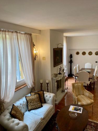博洛尼亚Rooftop Garden的客厅配有白色的沙发和桌子