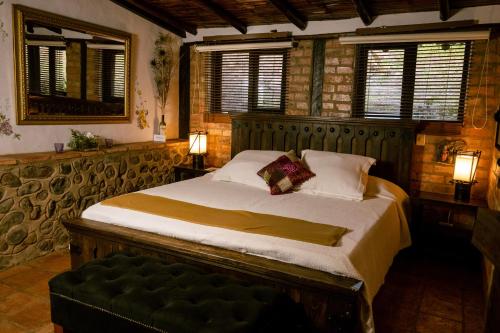莱瓦镇塞雷纳宾馆的一间卧室配有一张床和长凳