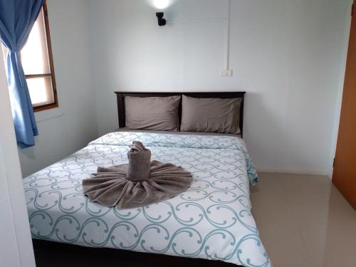 Ban Nong Rang ChangA&Bมิราเคิลเขาค้อ的一间卧室配有一张床,床上有毛巾