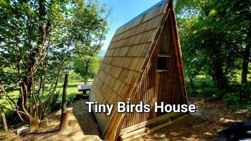 ŠkocjanNatural Cottage Glamping Eco-Tiny House的一个小鸟屋,上面写着小鸟屋