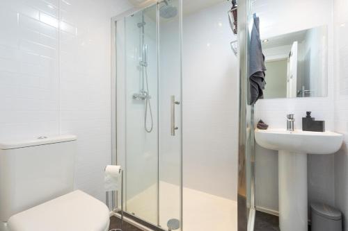 爱丁堡The Edinburgh Meadows Apartment的带淋浴、卫生间和盥洗盆的浴室
