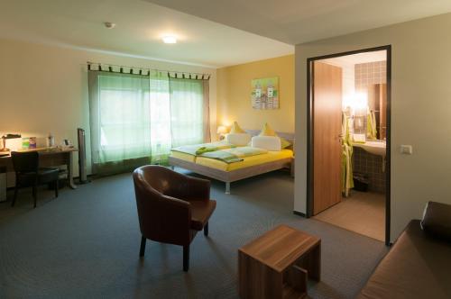 莱门莱门公园酒店的配有一张床和一把椅子的酒店客房