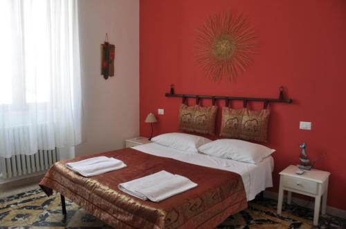 莱切Sisters house的一间卧室设有一张带红色墙壁的大床
