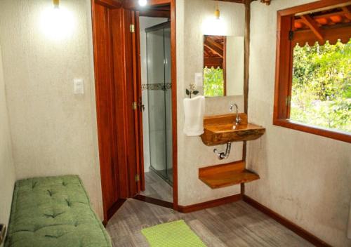 维奥康德马奥Chale Canto dos Cristais的一间带水槽、淋浴和镜子的浴室