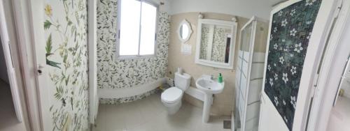 圣克鲁斯-德特内里费Pensión Casablanca的浴室配有白色卫生间和盥洗盆。