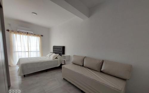 卡塔马卡DUPLEX 3的客厅配有沙发和1张床