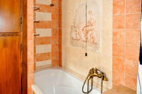 诺切劳恩布拉CASA VALENTINA的浴室设有浴缸和水龙头