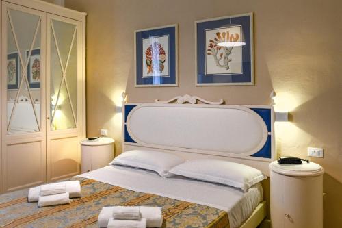 维亚雷焦拉佩斯酒店的一间卧室配有一张床,上面有两条毛巾
