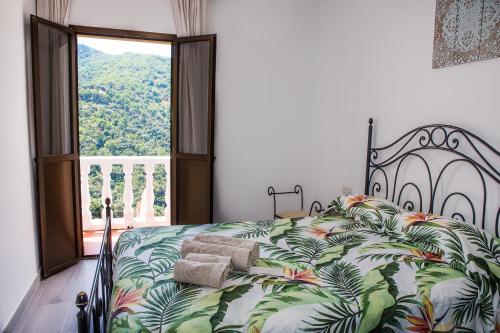 JubriqueLa marikilla的一间卧室设有一张大床和大窗户