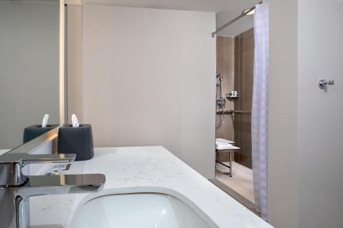 刘易斯Hyatt House Lewes Rehoboth Beach的白色的浴室设有水槽和淋浴。