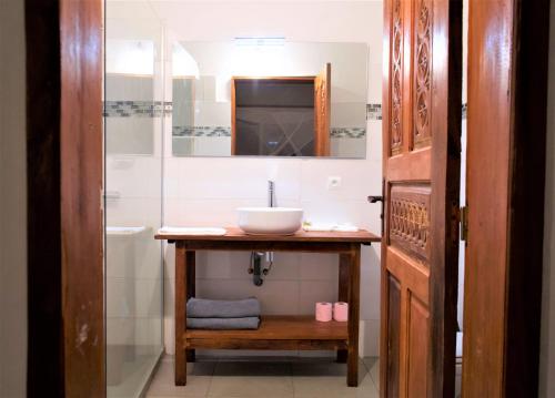 NdzaouzeAl Camar Lodge的一间带水槽和镜子的浴室