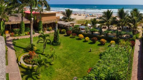 蒙塔尼塔Hotel Kundalini的享有度假胜地的空中景致和海滩美景