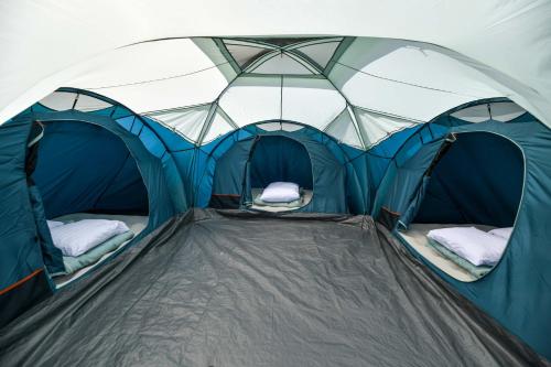 扎托尔KempingZator Namioty的蓝色和灰色的大帐篷,配有两张床