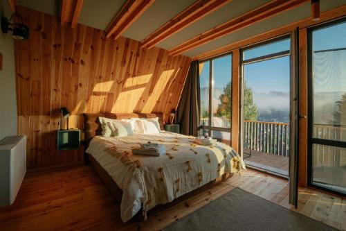 瓦特拉多尔内Krest relaxing heights的一间卧室设有一张床和一个大窗户