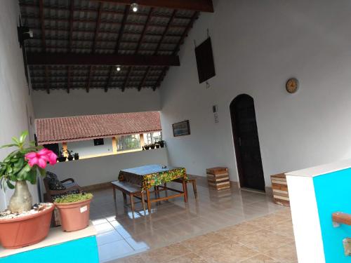 卡拉瓜塔图巴Recanto Jubarte (Massaguaçu Caraguatatuba - SP)的客厅配有桌椅
