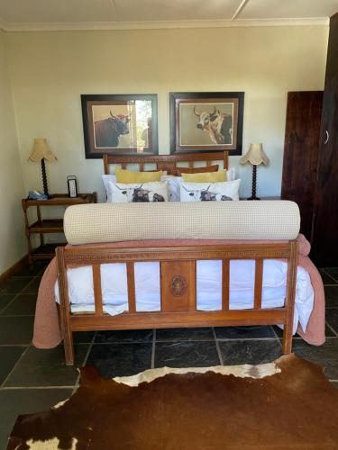 希尔顿Cabbage Tree Cottage的一间卧室配有一张大木床和白色床单