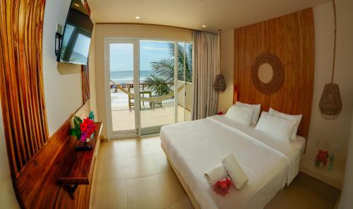 蒙塔尼塔Hotel Kundalini的一间卧室配有一张床,享有海景
