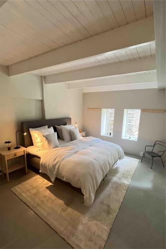 GärsnäsTwo Bedroom, Newly Renovated, Garden Apartment in Gärsnäs, Österlen的一间卧室,卧室内配有一张大床