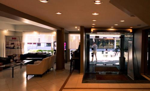 圣达菲埃尔南达里亚酒店的站在大厅里望着门的人