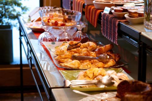 圣达菲埃尔南达里亚酒店的一种自助餐,包括各种不同的食物