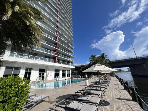 哈兰代尔海滩23rd floor Luxury & Spacious BeachWalk Resort Apartment with Amazing View的一座带躺椅的游泳池位于大楼旁