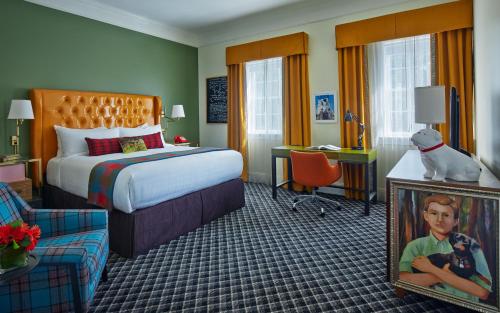 阿森斯Hotel Abacus的配有一张床和一张书桌的酒店客房