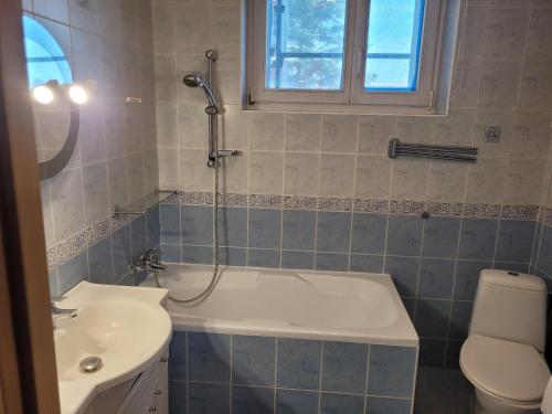 格但斯克Apartament nad morzem的带浴缸、盥洗盆和卫生间的浴室