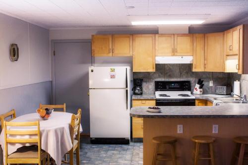 贾斯珀戴夫哈尼酒店的厨房配有白色冰箱和桌椅