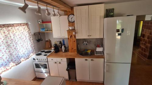 SopotSopot Paradise的厨房配有白色橱柜和白色冰箱。