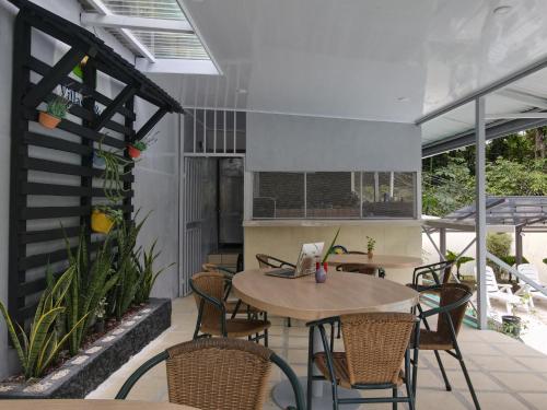 别霍港HOTEL, VILLAS y GLAMPINGS MYA -PUERTO VIEJO, Limon, CR的庭院里设有桌椅。