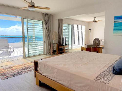 波拉波拉The View的一间卧室配有一张床,享有海景