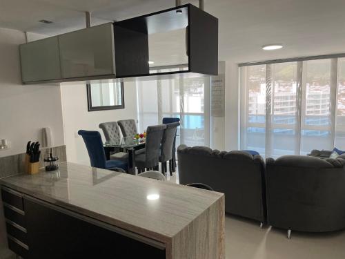 布卡拉曼加Ubicación ideal, Apartamento frente al CC Cacique的厨房以及带沙发和椅子的客厅。