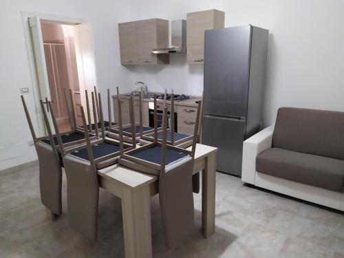 托雷拉皮罗VILLA AURORA 2的厨房配有两把椅子和冰箱