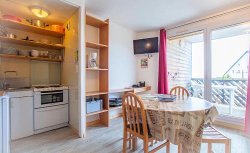 苏佩贝斯Les Aliziers的厨房以及带桌椅的用餐室。